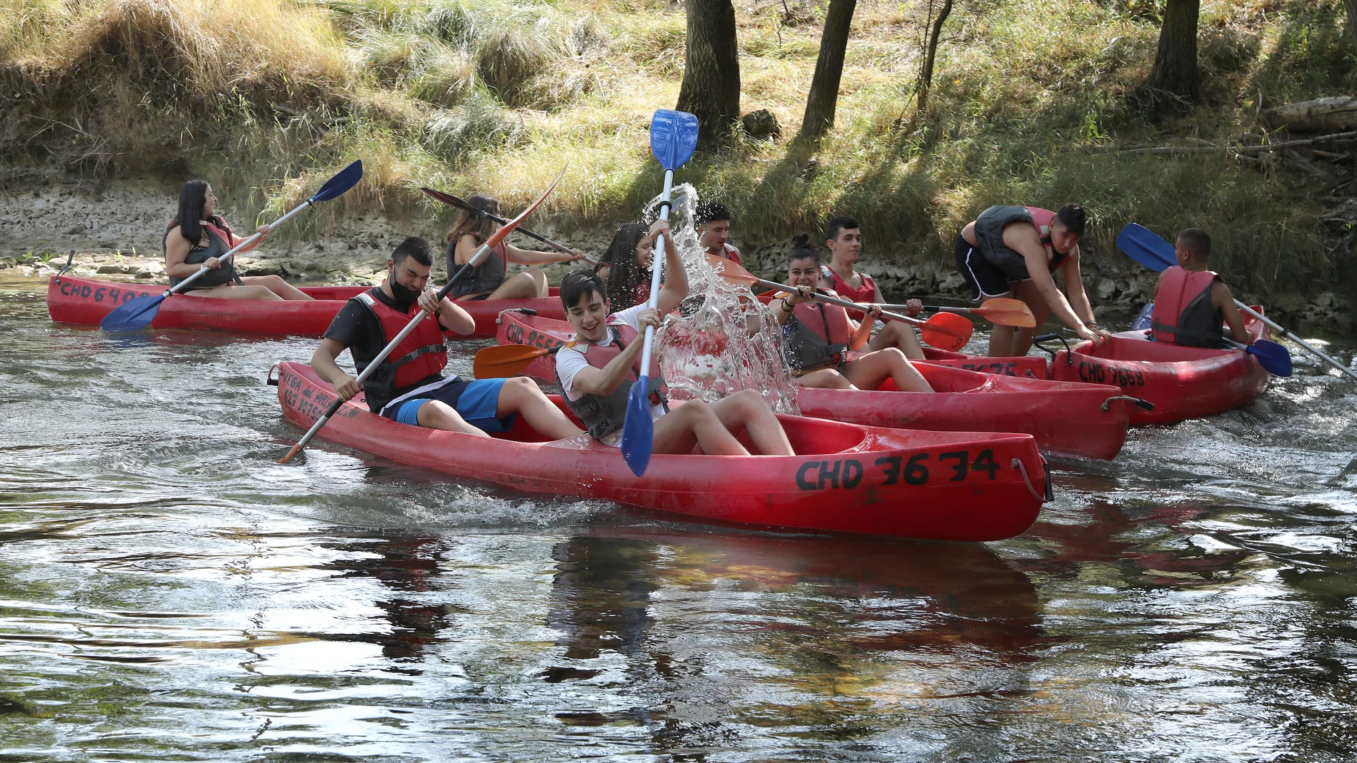 Usuarios de las canoas en río Arlanzón en Villodrigo realizan el descenso
