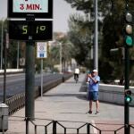 En la imagen un hombre fotografía ayer un termómetro en el Puente de San Rafael de Córdoba