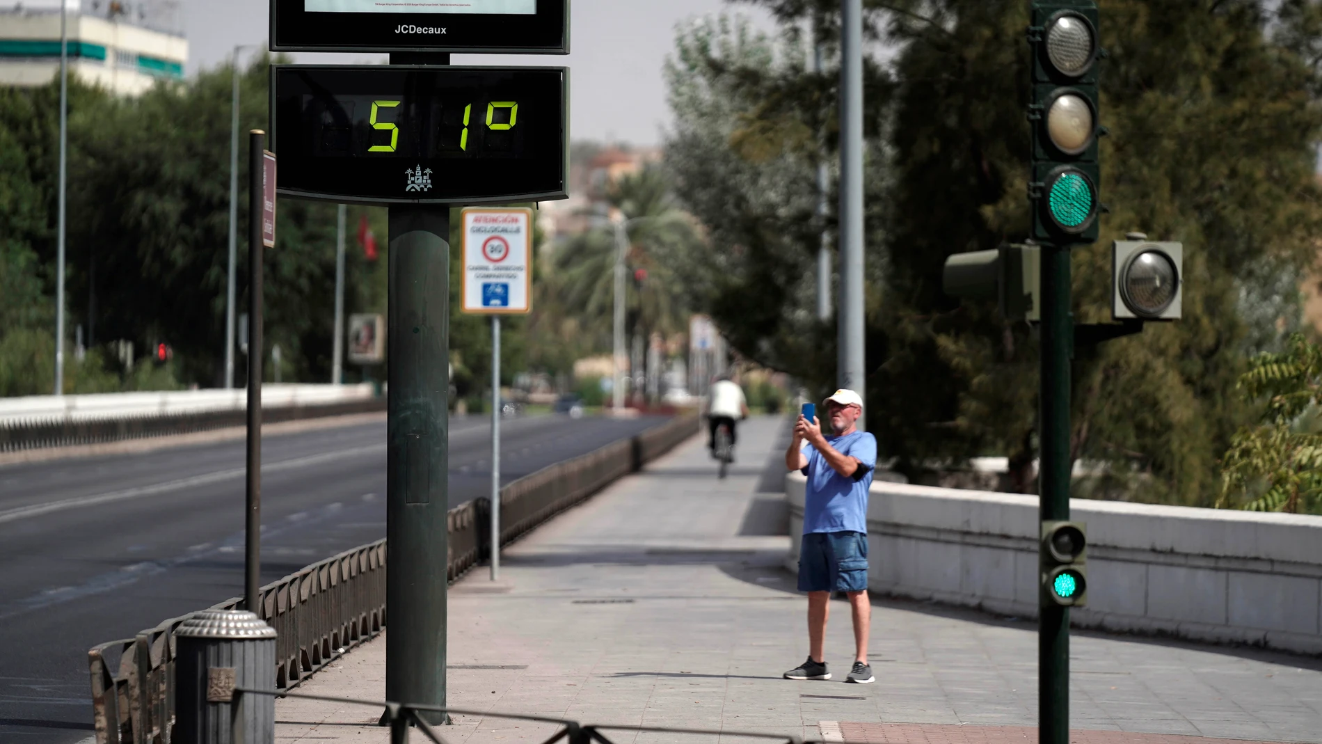En la imagen un hombre fotografía ayer un termómetro en el Puente de San Rafael de Córdoba