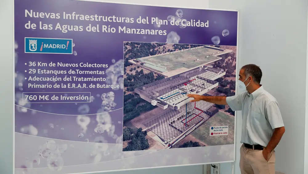 El responsable de red de Canal de Isabel II, Ricardo Fernández de Sevilla explica la inmensa infraestructura de uno de los tanques de tormentas más grandes del mundo, con una capacidad próxima a los 400.000 metros cúbicos de agua.