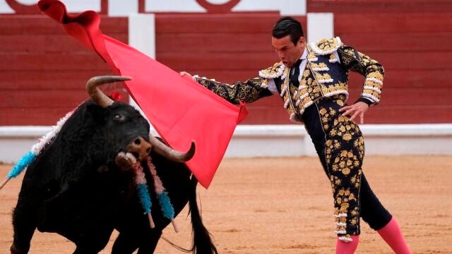 GRAF3200. GIJÓN, 14/08/2021.- El diestro José María Manzanares con su primer toro en el festejo de la feria taurina de Begoña, con reses de José Vázquez, hoy sábado en la plaza de El Bibio, en Gijón. EFE/Paco Paredes