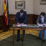 Pedro Sánchez y Pablo Iglesias firman el Acuerdo PSOE - UNIDAS PODEMOS para la formacion de un Gobierno