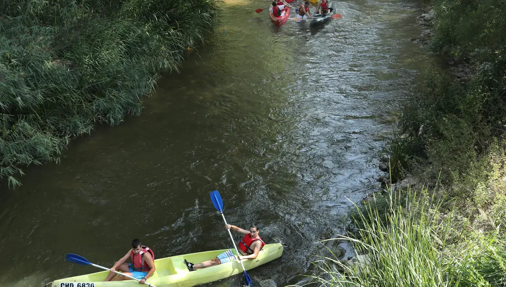 Usuarios de las canoas en río Arlanzón en Villodrigo realizan el descenso