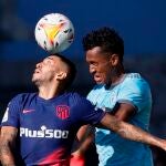 Renato Tapia pelea con Correa en el Celta - Atlético de la primera jornada