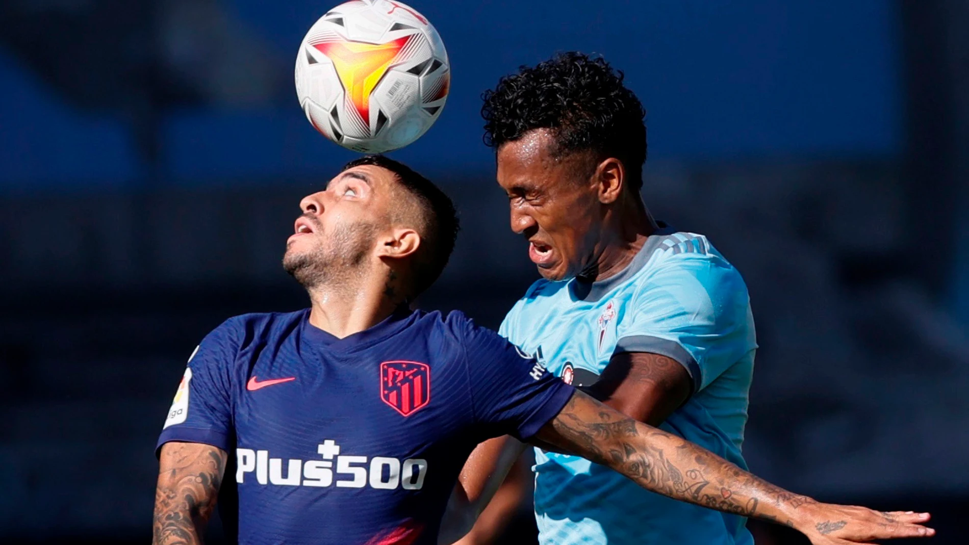 Renato Tapia pelea con Correa en el Celta - Atlético de la primera jornada