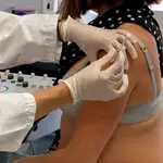 Una enfermera vacuna a una embarazada. EFE
