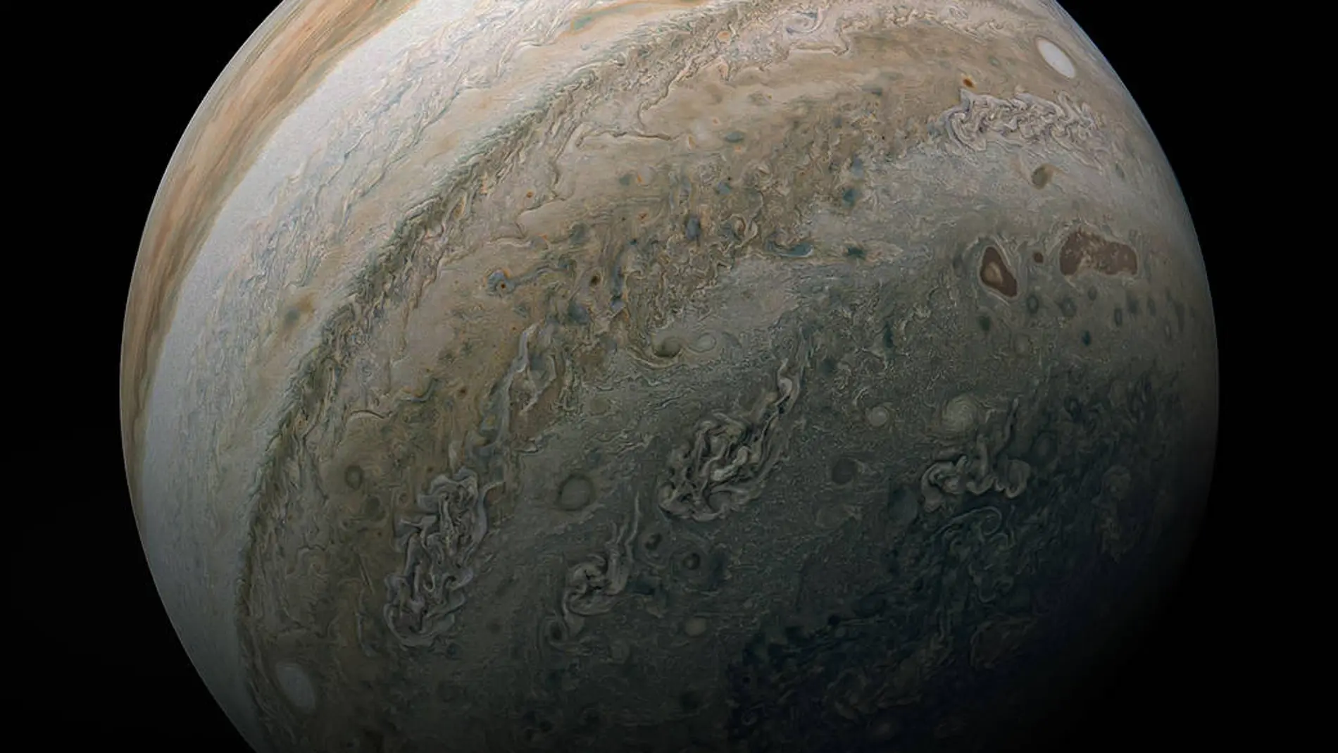 El hemisferio sur de Júpiter, fotografiado por la sonda Juno en 2020.