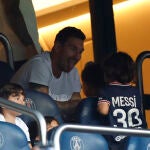 Leo Messi, con sus hijos en las gradas del estadio Parque de los Príncipes.