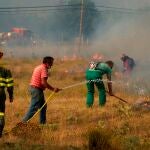 Bomberos y vecinos trabajan en las labores de extinción del incendio declarado ayer en los municipios abulenses de Navalacruz y Cepeda de la Mora y La Parra