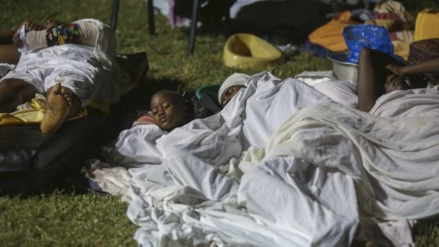 Familias y niños duermen en el jardín del hospital Les Cayes después de que sus casas quedasen destrozadas por el terremoto