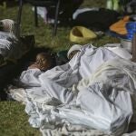 Familias y niños duermen en el jardín del hospital Les Cayes después de que sus casas quedasen destrozadas por el terremoto