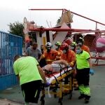 El herido por la caída de la noria en el momento en el que es trasladado al hospital