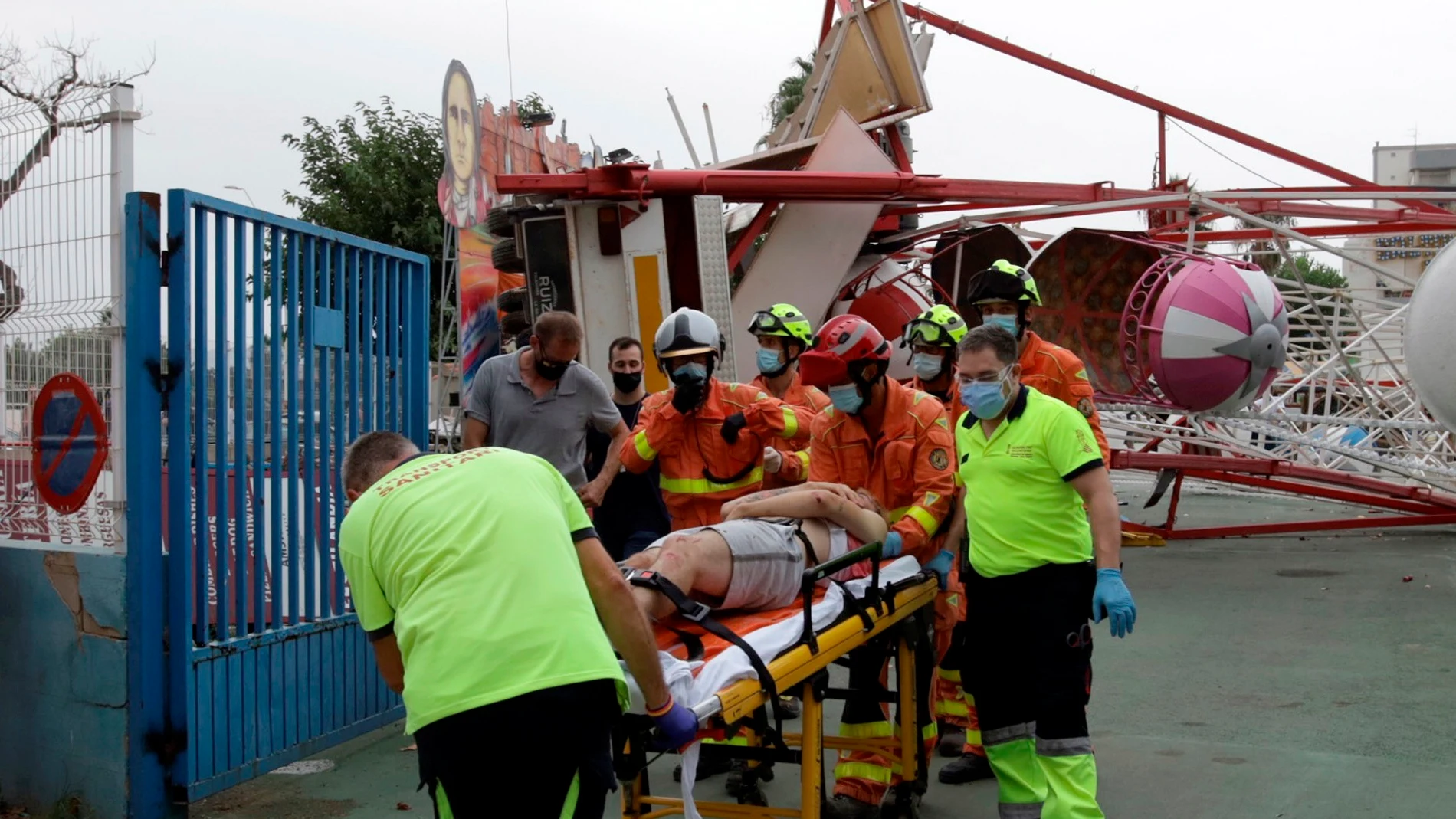 El herido por la caída de la noria en el momento en el que es trasladado al hospital