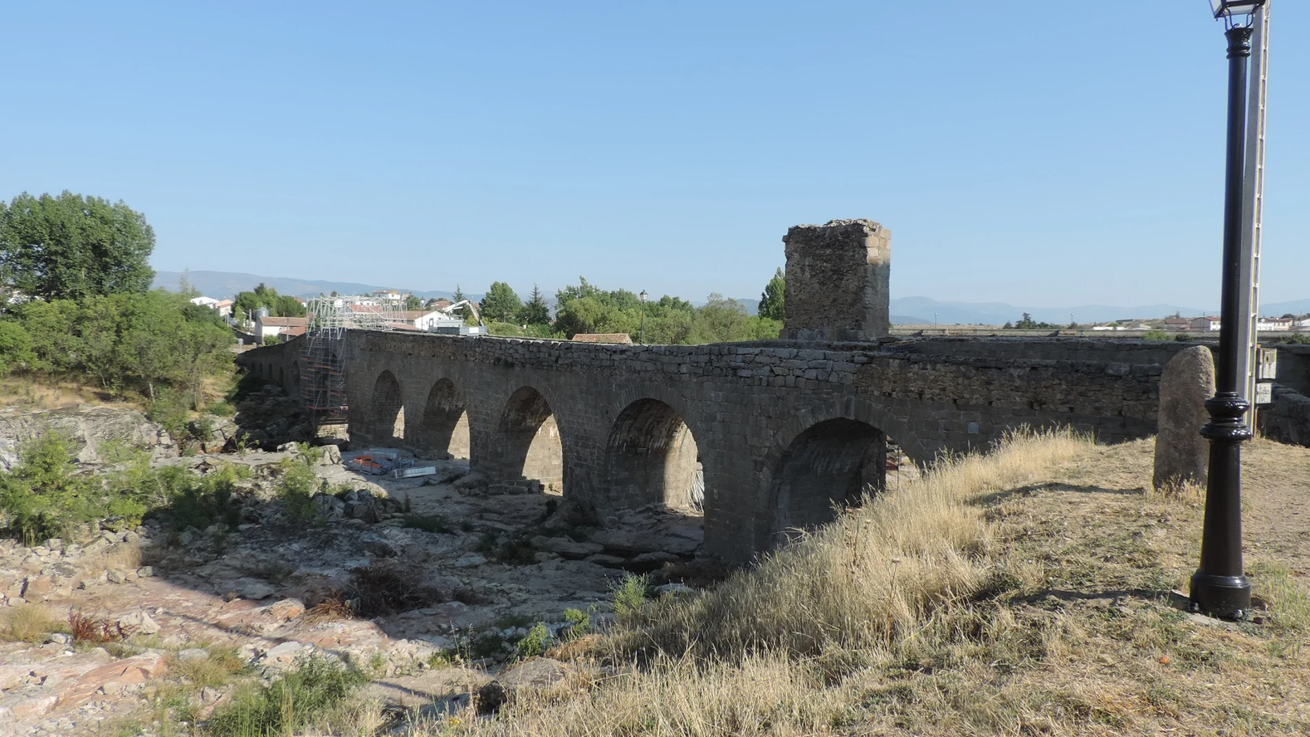 Puente medieval que se está restaurando