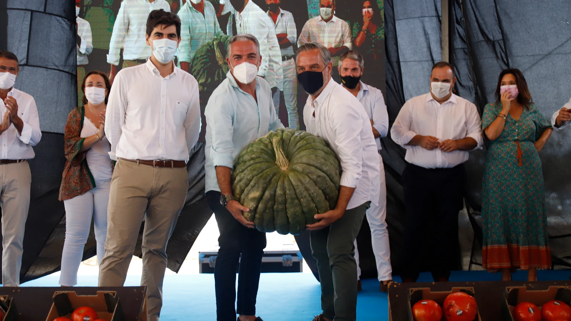Elías Bendodo y Juan Bravo, con la calabaza de 80 kilos que ganó el concurso agroalimentario celebrado este domingo en Coín (Málaga)