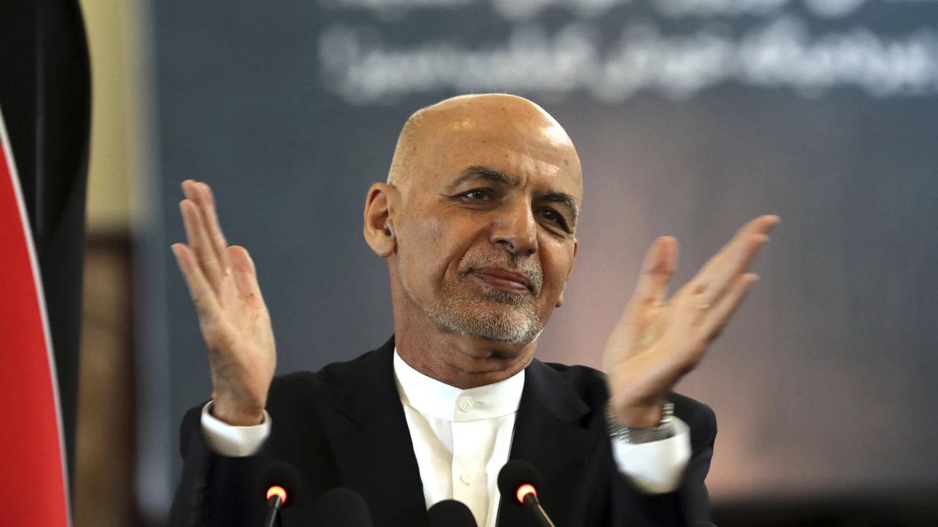 Ghani, exiliado en Emiratos Árabes Unidos, ha explicado que se fue el 15 de agosto "después de que los talibanes entrasen inesperadamente" en la capital