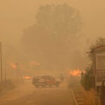 Vecinos de la localidad abulense de Sotalvo son desalojados por la cercanía del incendio forestal originado en Navalacruz (Ávila)