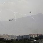 Fuegos antimisiles de los helicópteros estadounidenses Black Hawk que evacúan al personal diplomático de la Embajada hoy en Kabul