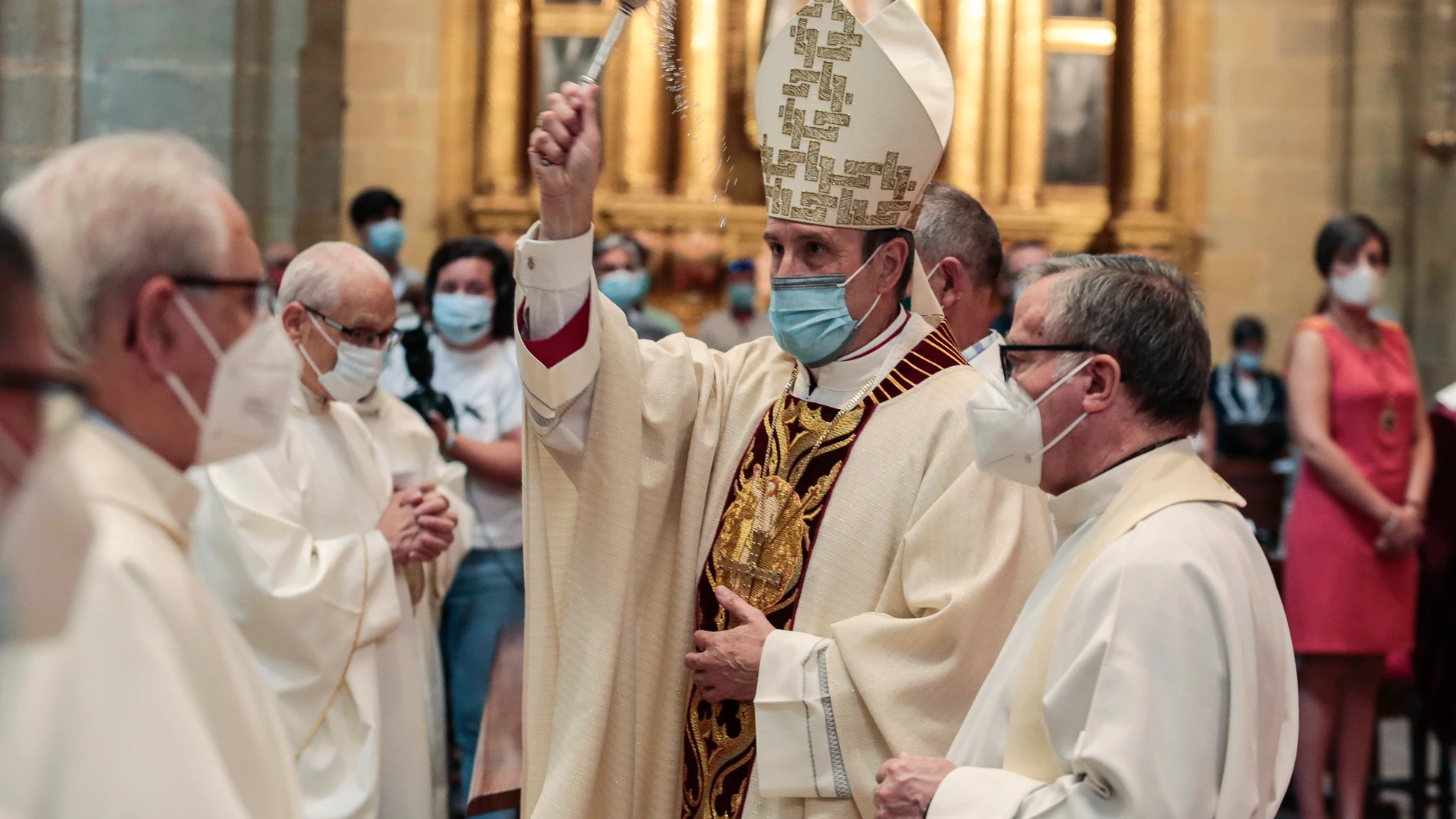 Misa de celebración del 550 aniversario de la Catedral de Astorga, presidida por el obispo, Jesús Fernández, con la asistencia de otros cinco prelados, así como de autoridades de la Junta de Castilla y León, la Diputación de León y el Ayuntamiento maragato