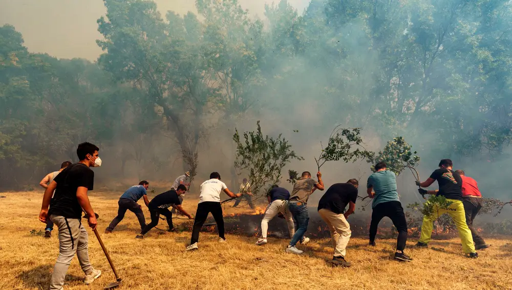 -Vecinos de Villarejo apagan un foco del incendio que se declaró el 14 de Agosto en Navalacruz (Ávila).