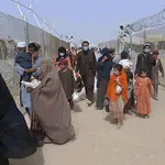 Miles de personas desesperadas se agolpan en el aeródromo para escapar del país tras el regreso de los talibanes y la imposición de un Emirato islámico.