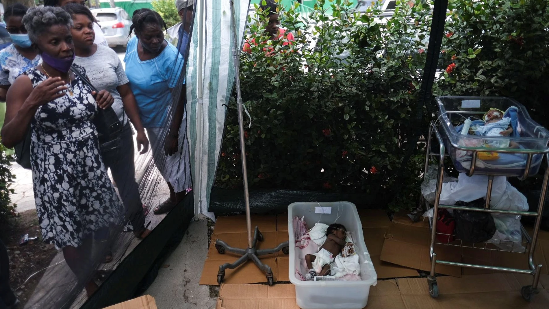 El desbordado hospital de Les Cayes en Haití se vio obligado a sacar al exterior a bebés recién nacidos por los daños en el edificio