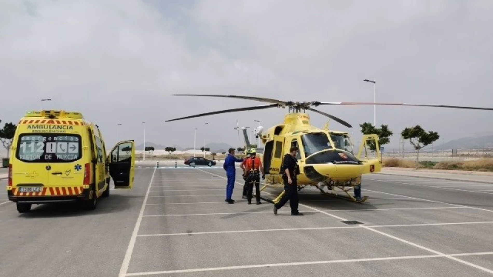 El helicóptero junto a la ambulancia