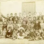 El niño Federico García Lorca, en el centro de la imagen, sentado y vestido de blanco, rodeado de los alumnos de Antonio Rodríguez Espinosa en Fuente Vaqueros