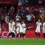 Los jugadores del Sevilla celebran un gol en el partido ante el Rayo de la Jornada 1, disputado en el Sánchez Pizjuán