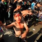 -FOTODELDIA- EA1562. SRINAGAR, 16/08/2021.- Niños chiíes se flagelan durante la procesión del mes de Muharram en Srinagar, capital de verano de la Cachemira India, este lunes. El mes del muharram, el primero del calendario islámico, se celebra durante 10 días en los que se recuerda al mártir imán Husein, nieto del profeta Mahoma. EFE/ Farooq Khan