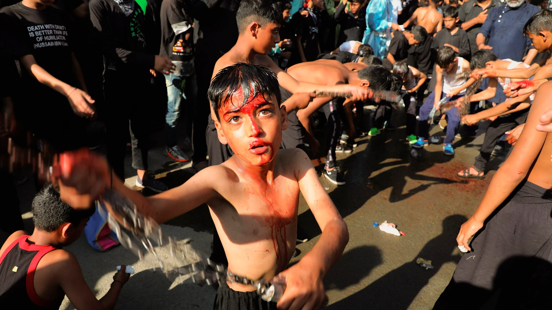 -FOTODELDIA- EA1562. SRINAGAR, 16/08/2021.- Niños chiíes se flagelan durante la procesión del mes de Muharram en Srinagar, capital de verano de la Cachemira India, este lunes. El mes del muharram, el primero del calendario islámico, se celebra durante 10 días en los que se recuerda al mártir imán Husein, nieto del profeta Mahoma. EFE/ Farooq Khan