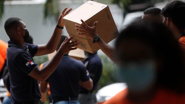 AME8938. CIUDAD DE PANAMÁ (PANAMÁ), 16/08/2021.- Autoridades panameñas cargan cajas con ayuda humanitaria en un centro de acopio hoy, en Ciudad de Panamá (Panamá). Panamá habilitó este lunes un centro de acopio de ayuda humanitaria para enviarla a Haití con la cooperación de Chile, tras el terremoto de magnitud 7,2 del pasado sábado que dejó más de un millar de fallecidos y miles de heridos y damnificados en el país caribeño. EFE/ Bienvenido Velasco