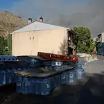 Botellas de agua para repartir entre los vecinos durante el incendio en el término abulense de Navalacruz