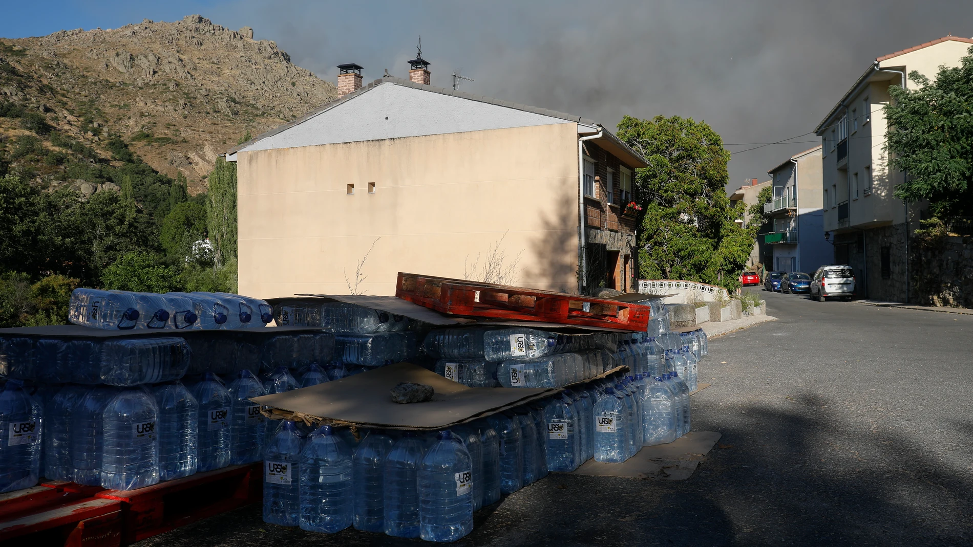 Botellas de agua para repartir entre los vecinos durante el incendio en el término abulense de Navalacruz