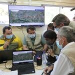El presidente de la Junta, Alfonso Fernández Mañueco, y el consejero de Fomento y Medio Ambiente, Juan Carlos Suárez Quiñones, visitan el puesto de mando avanzado para informarse de la situación en el incendio de Navalacruz