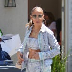 Jennifer Lopez con pantalones palazzo.