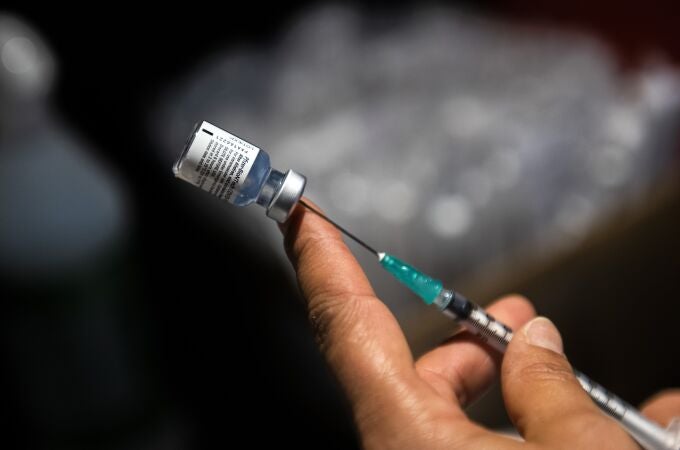 Un sanitario prepara una dosis de la vacuna de Pfizer