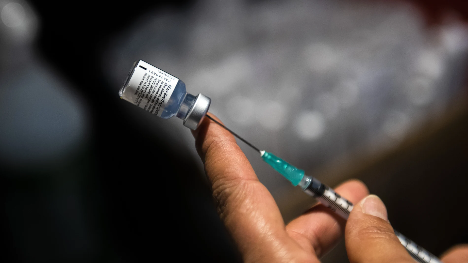 Un sanitario prepara una dosis de la vacuna de Pfizer