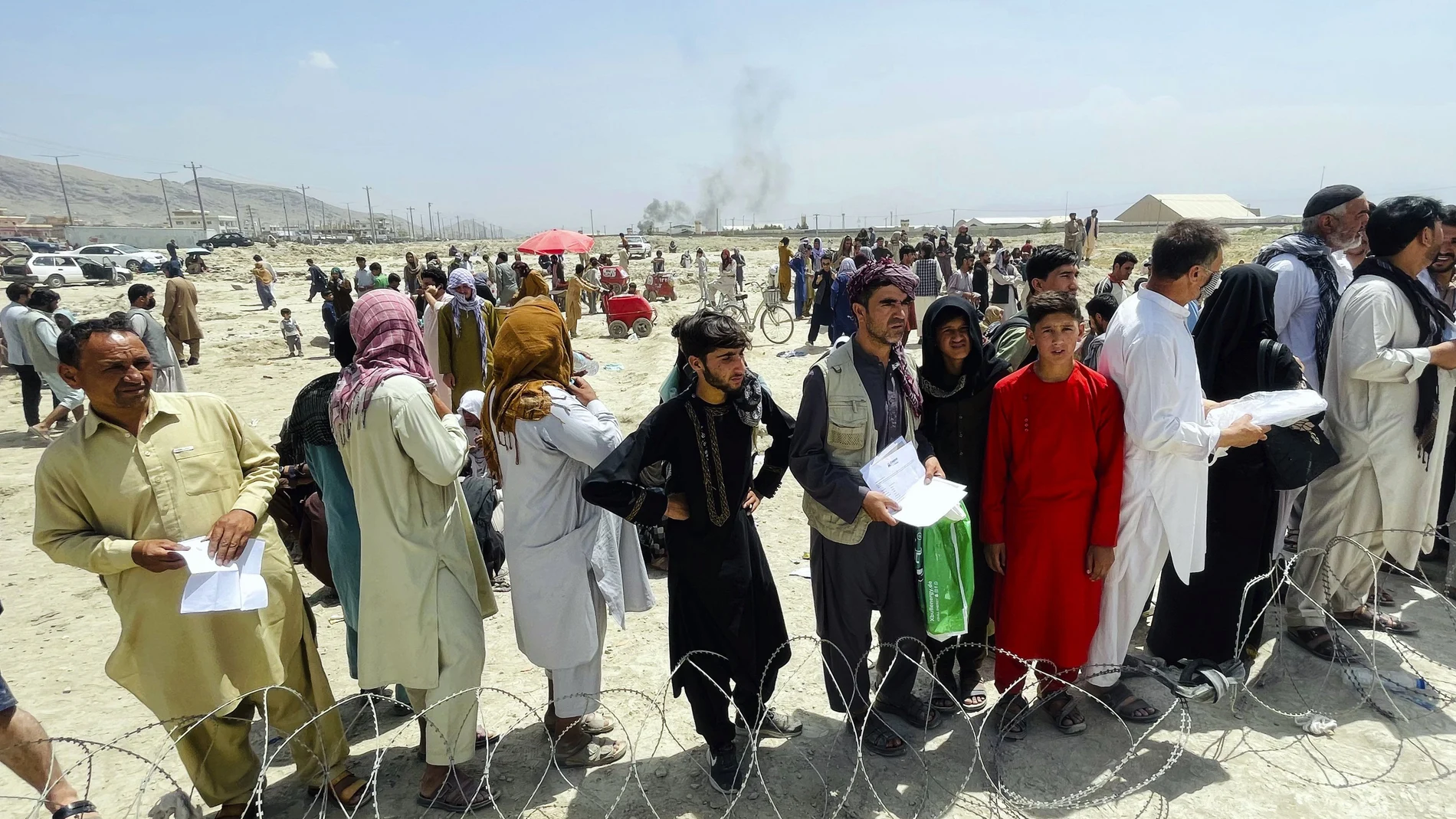 Cientos de personas se agolpan por tercer día consecutivo en las puertas del aeropuerto internacional de Kabul para escapar de los talibanes