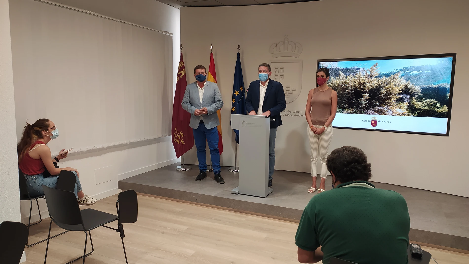 El consejero Antonio Luengo, acompañado por los directores generales de Medio Natural y del Mar Menor, durante su comparecencia de hoy en relación con la situación del Mar Menor.