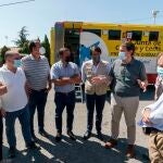 El presidente de la Junta de Castilla y León, Alfonso Fernández Mañueco (3d), se reúne con los alcaldes de las localidades afectadas por el fuego este martes en el puesto de mando avanzado de El Barraco, desde donde se coordinan las labores de extinción del incendio de Navalacruz (Ávila). EFE/Raúl Sanchidrián