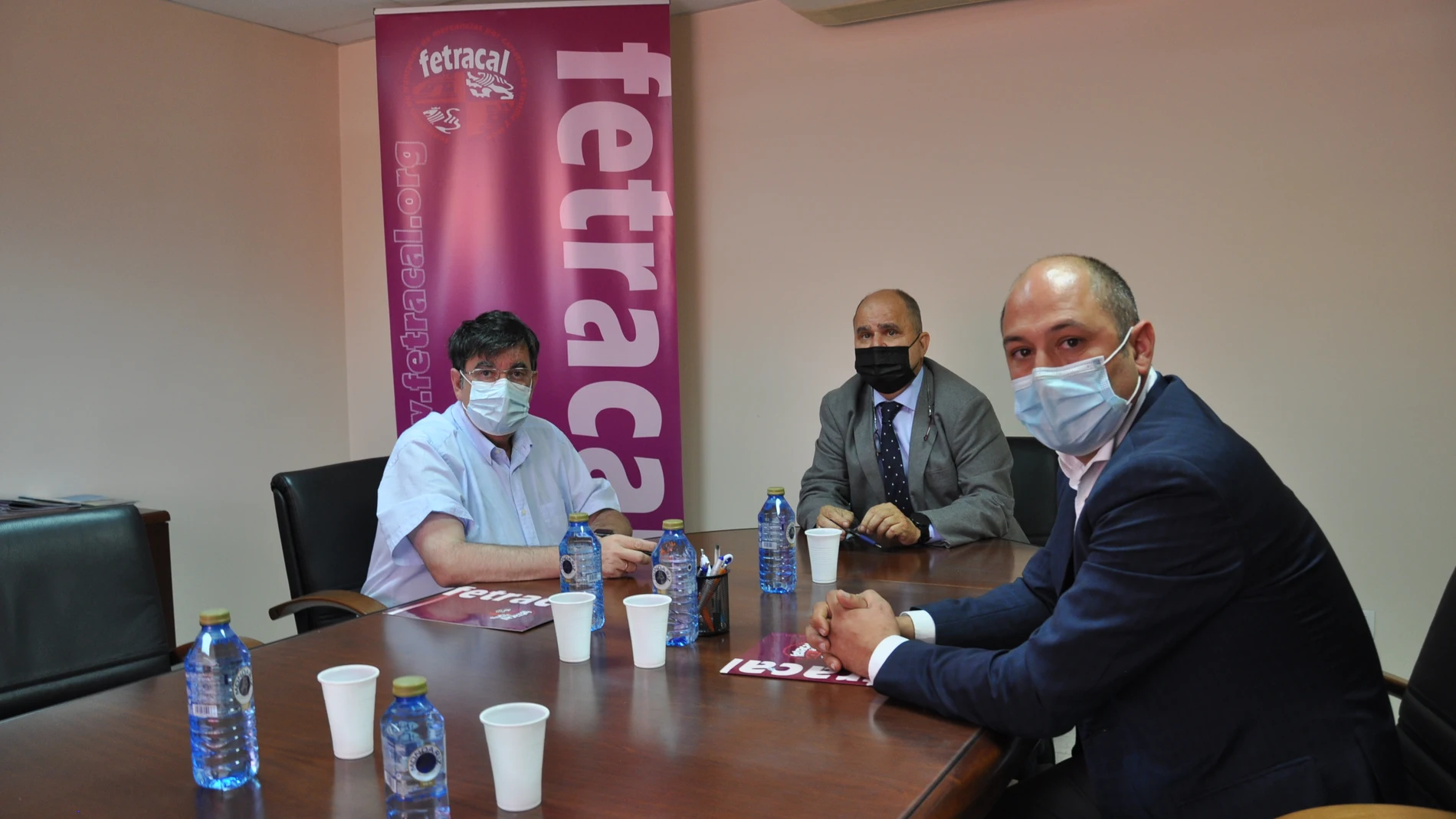 Firma del acuerdo entre Juan Luis Feltrero (Fetracal), Arcadio González (Facale) e Ignacio Santos (Junta)