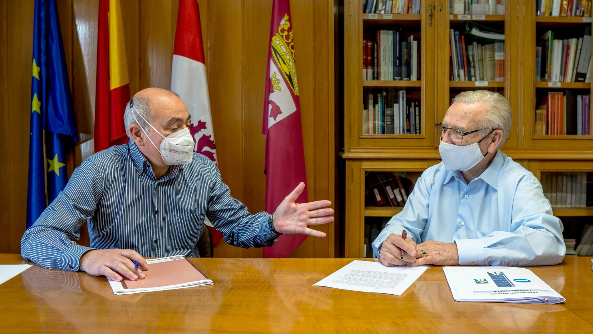 José Antonio Cuba junto al secretario general y promotor de la Asociación Autovía León-Braganza, Martín Manceñido