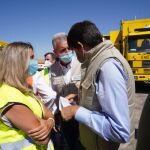 Alicia García dialoga con el consejero Suárez-Quiñones en las inmediaciones del incendio en Ávila