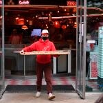 Un trabajador de una pizzería en Londres