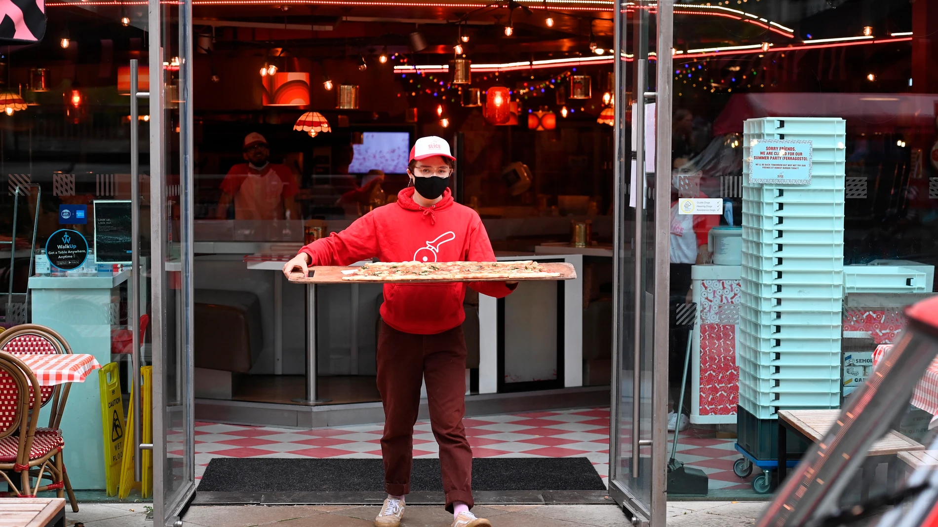 Un trabajador de una pizzería en Londres