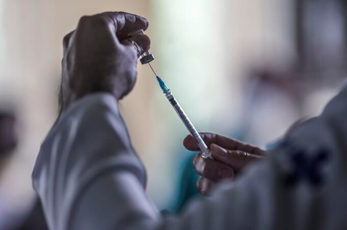 Personal médico prepara dosis de la vacuna contra covid-19