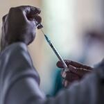 Personal médico prepara dosis de la vacuna contra covid-19