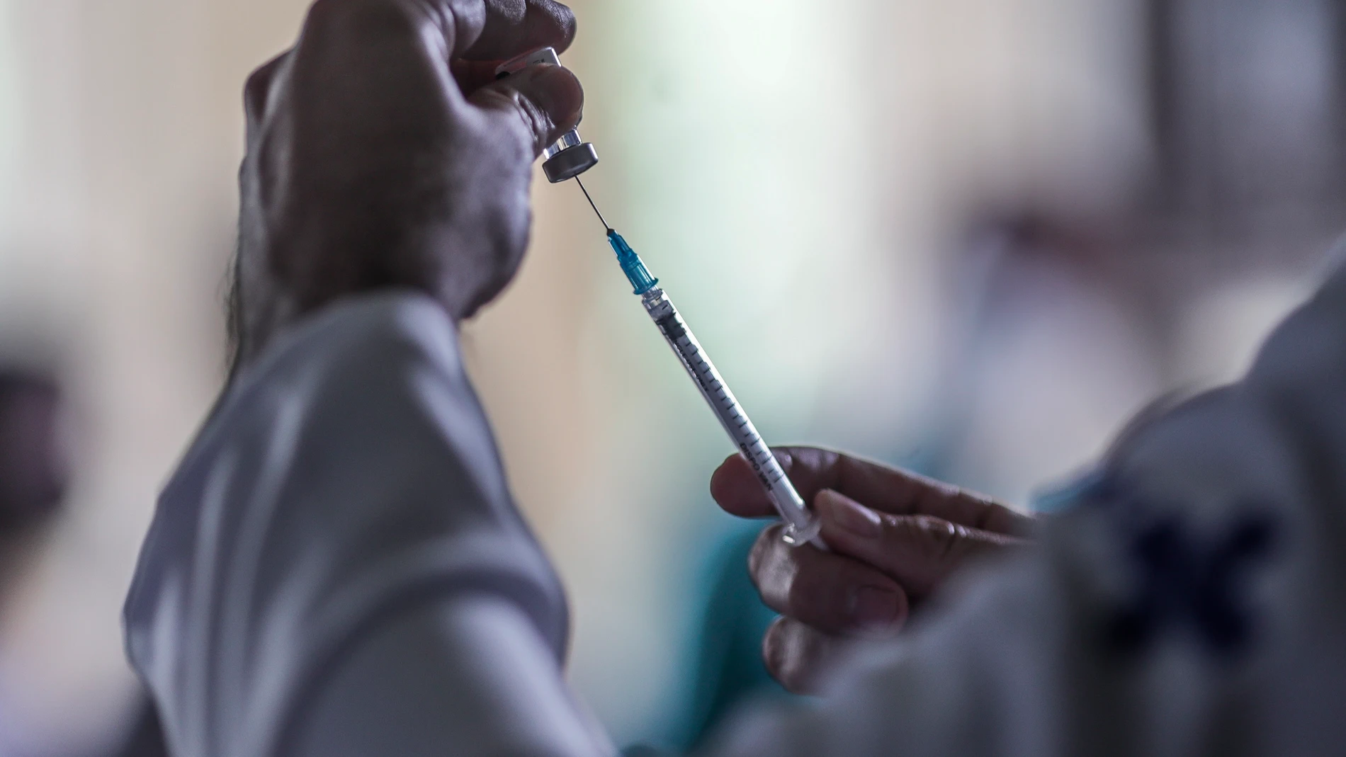 Personal médico prepara dosis de la vacuna contra covid-19