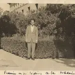 Federico García Lorca posa en la Residencia de Estudiantes de Madrid en 1919, recién ingresado.